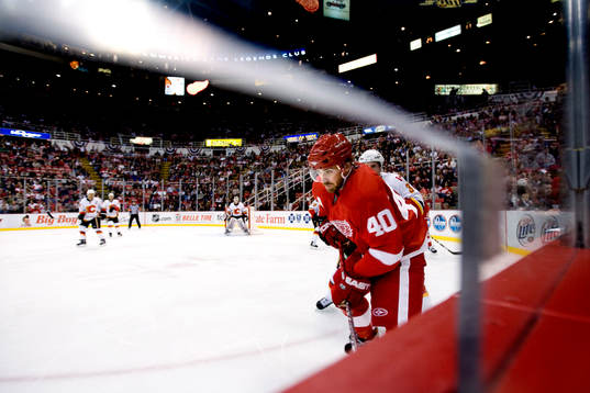 Henrik Zetterberg, Detroit, tacklas av Dion Phaneuf,