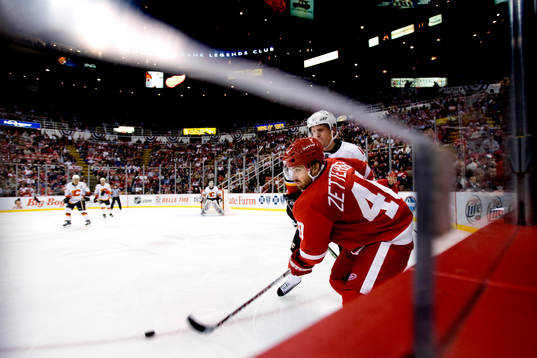 Henrik Zetterberg, Detroit, tacklas av Dion Phaneuf,