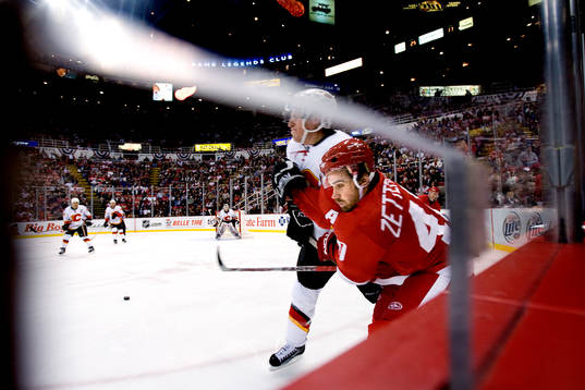 Henrik Zetterberg, Detroit, tacklas av Dion Phaneuf,