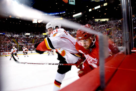 Henrik Zetterberg, Detroit, tacklas av Dion Phaneuf,