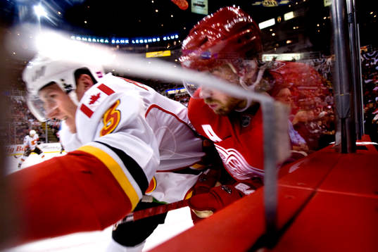 Henrik Zetterberg, Detroit, tacklas av Dion Phaneuf,