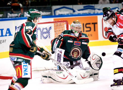 Ari Ahonen, målvakt i Frölunda spänner blicken i pucken