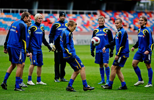 Flera spelare, med Sebastian Larsson i mitten, avslutar