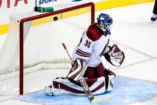 David Aebischer, målvakt, Phoenix Coyotes, släpper in ett