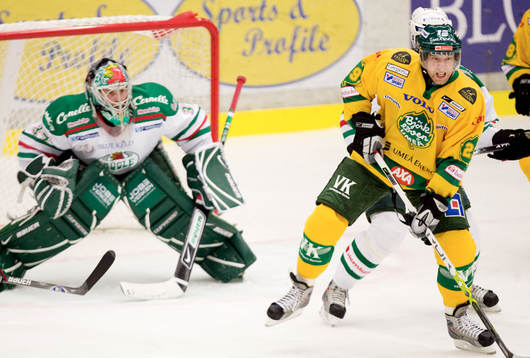 Daniel Olofsson framför Cristopher Nihlstorp, målvakt