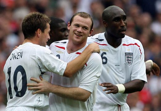 Wayne Rooney, Michael Owen och Sol Campbell, England (jubel)