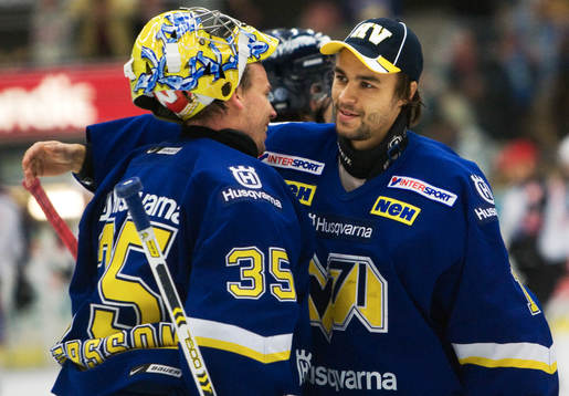 Stefan Liv, målvakt, kramar om Andreas Andersson,