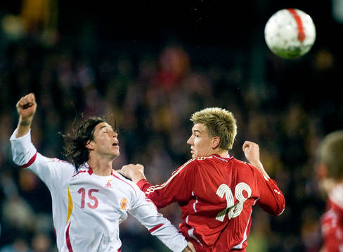 Sergio Ramos, Spanien och Nicklas Bendtner, Danmark
