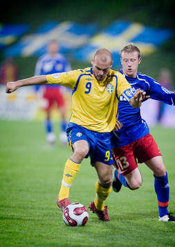 Fredrik Ljungberg med Martin Büchel, Lichtenstein i ryggen