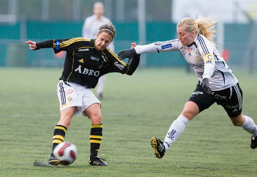 Kacey White, AIK (1-0) och Linda Sembrant, Bälinge