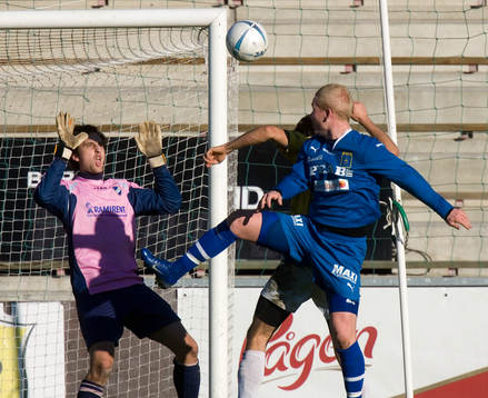 Mattias Adelstam nickar mot Niclas Jeppsson i IFK Malmös