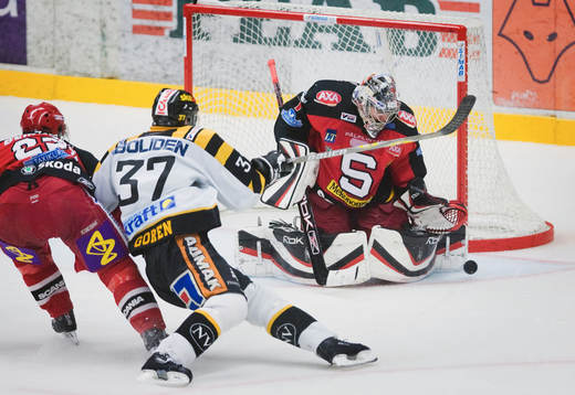 Jhonas Enroth, målvakt, Södertälje, stoppar ett skott av