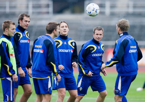Tobias Linderoth m.fl. leker lite med bollen
