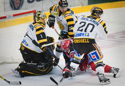 Tar tvärstopp för Ragnar Karlsson, Södertälje, framför