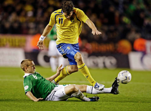 Samuel Clingan, Nordirland, och Johan Elmander, Sverige