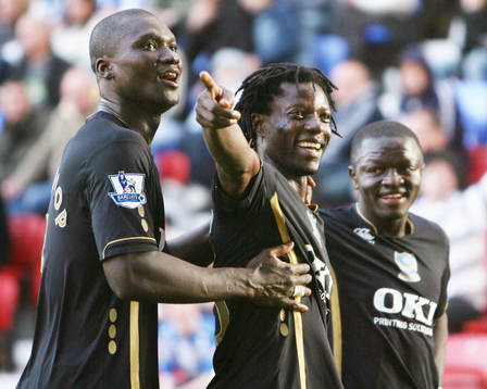 Benjani Mwaruwari, Sulley Muntari och Papa Bouba Diop, jubel