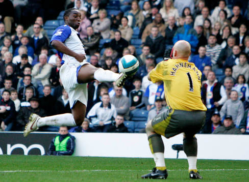 Benni McCarthy och Marcus Hahnemann, målvakt