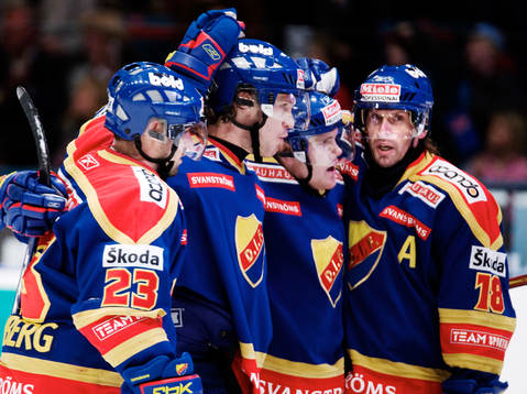 Thomas Johansson, Djurgården, till höger, gratuleras till