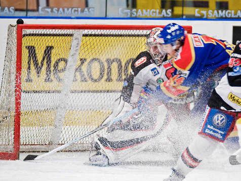 Jhonas Enroth, målvakt, Södertälje, räddar ett skott
