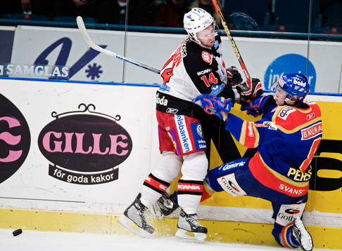 Robert Carlsson, Södertälje, trycker till Dennis Persson,