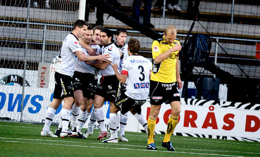 Örebro har precis tagit ledningen på straff, Lars Larsen,