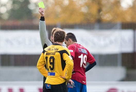 Keijo Hyvärinen, domare, tilldelar gul kort till Erton