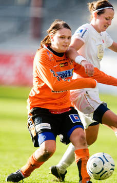 Therese Lundin,  LDB tar sig förbi en Sunnanå spelare