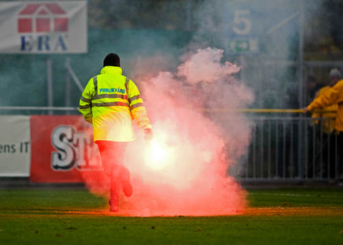 Kalmar-supportrar kastade in en bengal