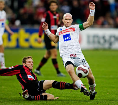 Henrik Rydström, Kalmar, blir tacklad av en