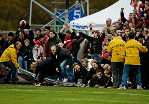 Räcket vid bortafansens sektion rasade. Folk klämdes och