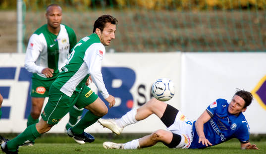 Louay Chanko tar bollen för Christian Haynes