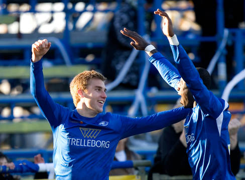 1-0, Rasmus Bengtsson, som grattas av Michael Mensah