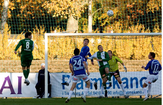 Höstfärger, Sebastian Egurén nickar mot Trelleborgs mål