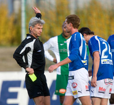 Peter Fröjdefeldt, domare. Varning. Gult kort