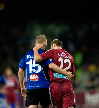 Peter Larsson och Mattis Jonson. Kamratskap, kram,