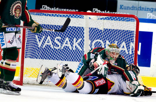 Ari Ahonen, målvakt, mosar, kör över en spelare i Brynäs