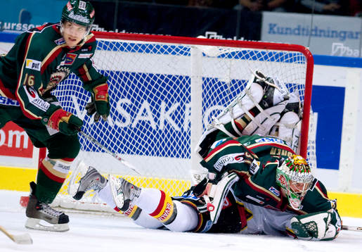 Ari Ahonen, målvakt, mosar, kör över en spelare i Brynäs