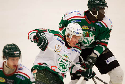 Martin Johansson och Mikael Owilli, Hammarby. Fel tröja