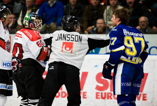 Per Ledin, HV71 och Karol Krizan, målvakt, Modo i bråk