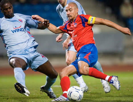Henrik Larsson laddar med vänstern inne i straffområdet