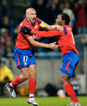 1-1 Henrik Larsson, som grattas av Razak Omotoyossi. Jubel,
