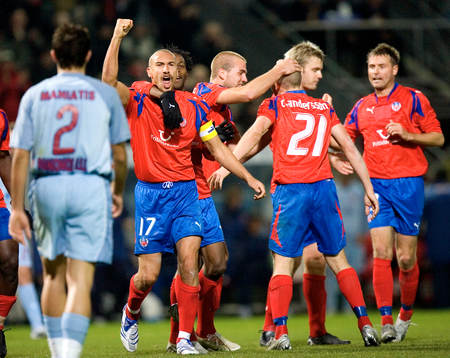 1-1 Henrik "Henke" Larsson, som jublar mot klacken. Jubel,