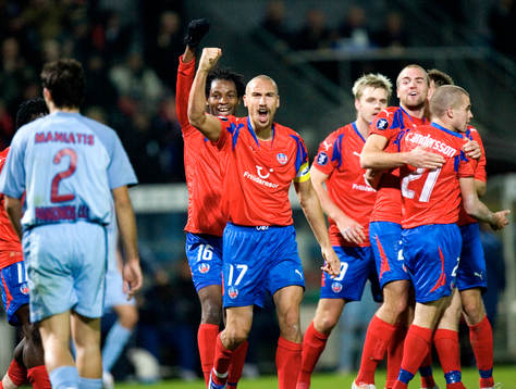 1-1 Henrik "Henke" Larsson, som jublar mot klacken. Jubel,