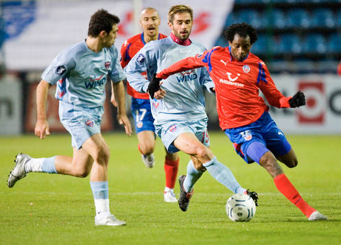 René Makondele skojar med Maniates Yiannes och Majstorovic