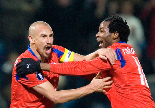 1-1 Henrik Larsson, som grattas av Razak Omotoyossi