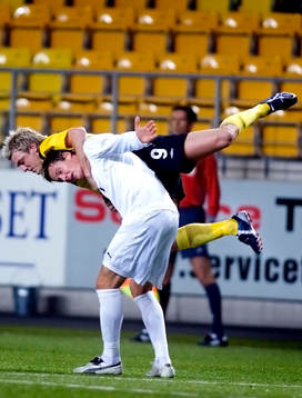 Mathias Svensson, Elfsborg, kör över Dániel Tozsér, AEK