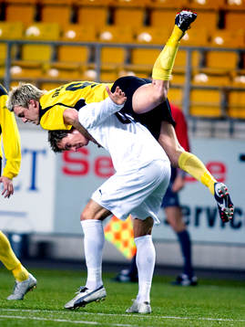 Mathias Svensson, Elfsborg, kör över Dániel Tozsér, AEK