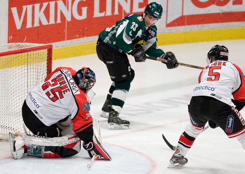 Henrik Pettersson, Hammarby, gör 1-0 på Jani Hurme,