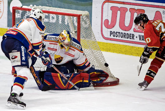 Linus Omark, Luleå, oroar framför Daniel Larsson,