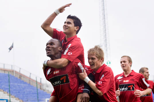 Robert Mambo-Mumba och Paulinho jublar